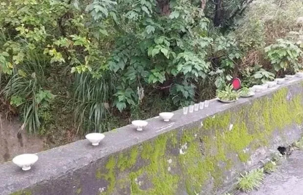 桃園山路驚見「整排飯碗」他問「什麼意思？」　網友說出駭人解答