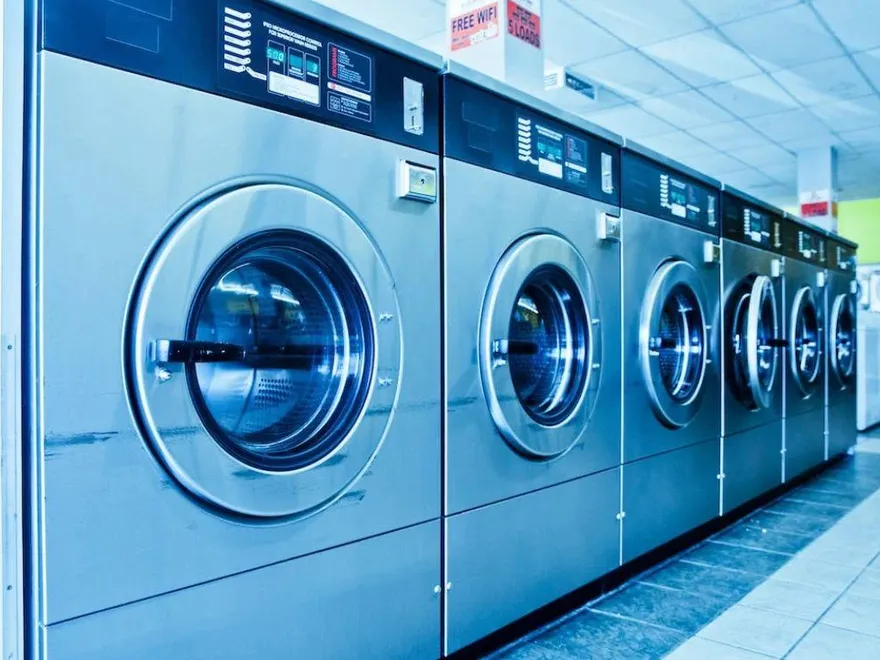 他凌晨4點「洗衣服吵醒人」！鄰居怒貼紙條抗議…內行曝：可省電費