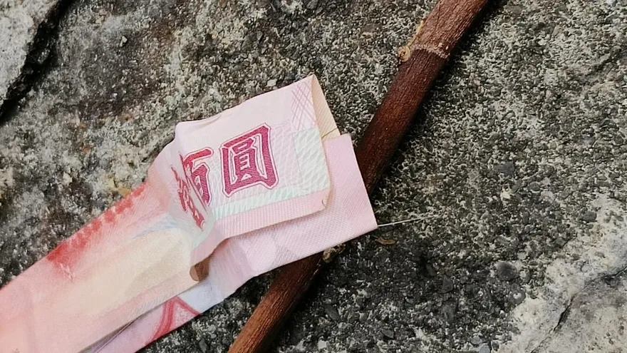 百元鈔對折夾跟頭髮丟地上！他警告「碰到就算數」