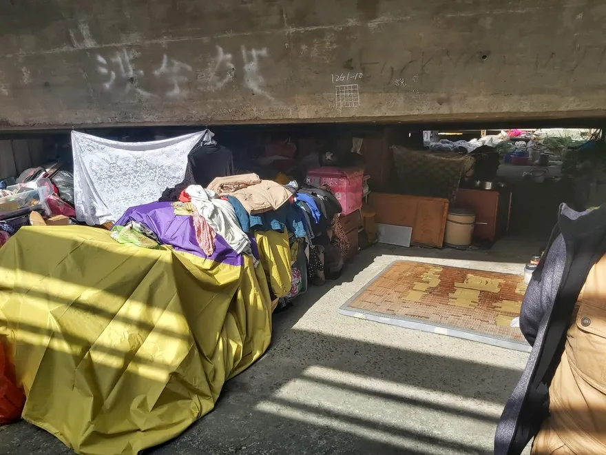 新北三重「穴居族」曝光！5人「睡高架橋夾縫」數十年　社會局回應了