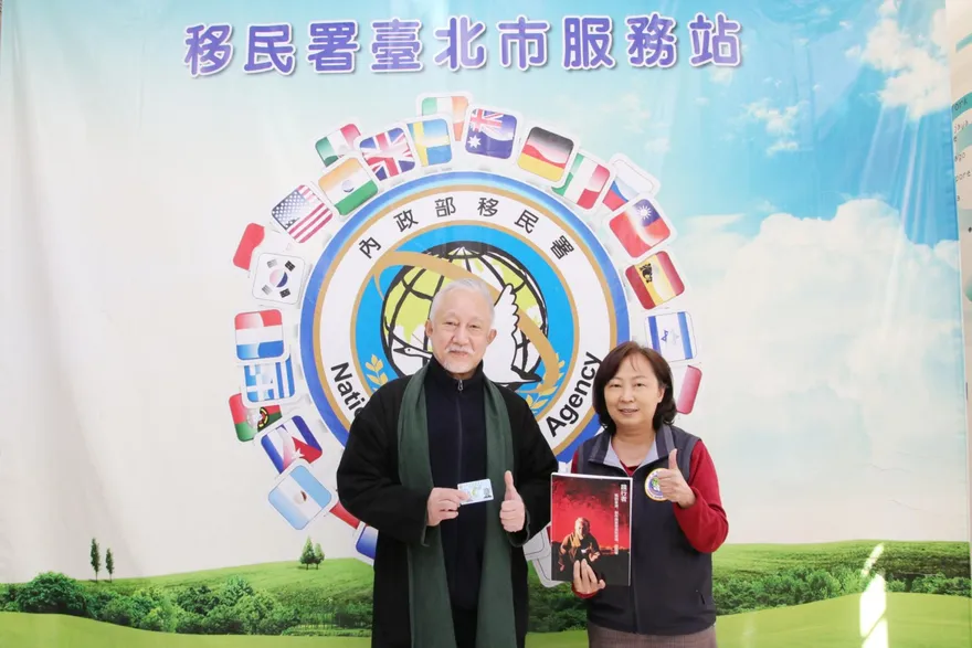 澳大利亞籍舞蹈教授張曉雄深耕台灣　獲移民署頒發永久居留梅花卡