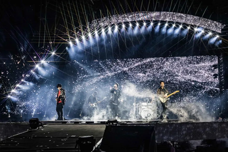 五月天怪獸、冠佑落淚 ！阿信哽咽唱不下去 〈洋蔥〉紀念已逝工作人員