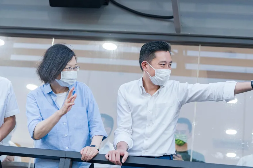 林智堅空手套白狼？網紅對比台中這球場氣炸：台灣人很可憐