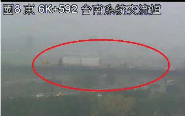 快訊/國8往國1爆追撞！「出口環道」暫封閉　疑是散落物釀禍