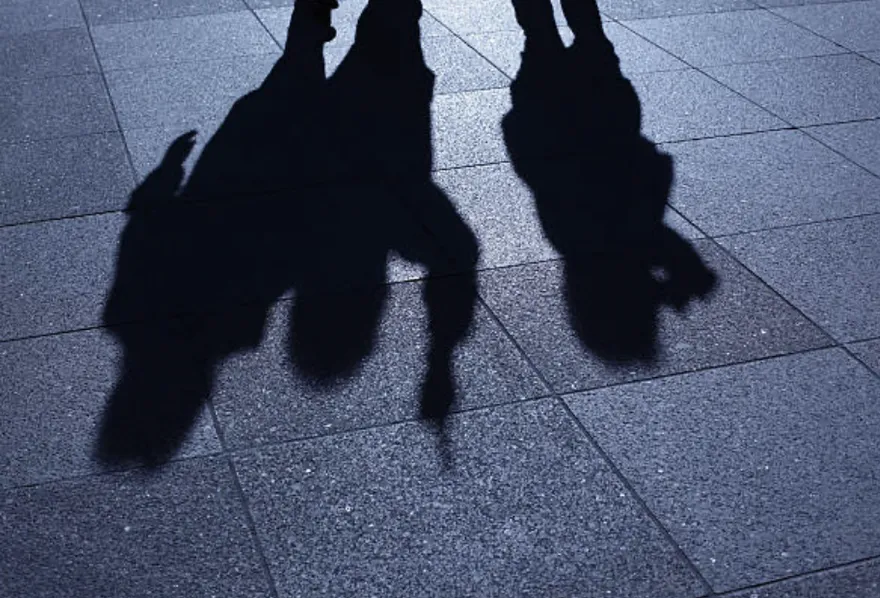 吵我爹娘睡覺！19歲無照男上門找碴　「好友→仇家」理智線斷猛砸車洩憤