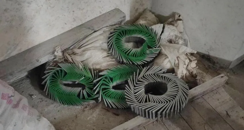 帶人面試當幌子！離職工偷上百片建材　藏機車置物箱被逮