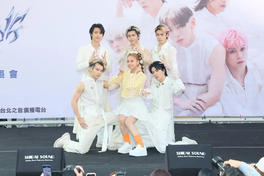 ALL IN 5性感裝扮貼胸貼　鬼鬼吳映潔大讚「長大了」