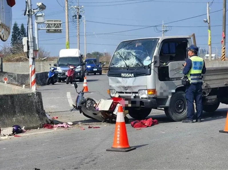 快訊/嘉義東石傳酒駕車禍！機車雙載遭貨車撞飛　2人當場失去生命跡象