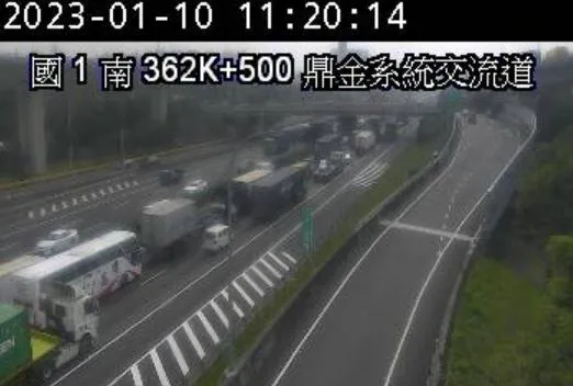快訊／國1南下364.5km大車擦撞！佔中外車道大回堵　貨車駕駛送醫