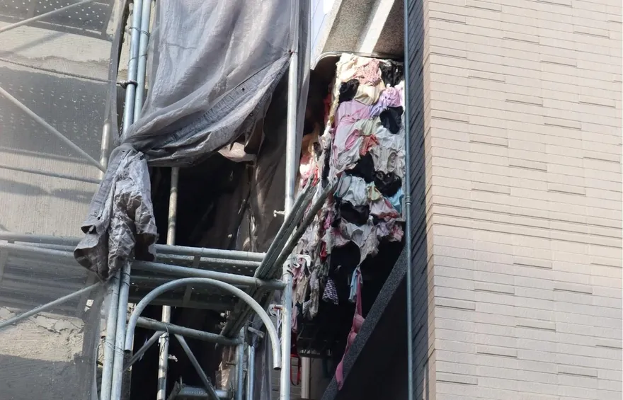 台中透天厝陽台掛滿女用內衣配佛經！女屋主出面訴原因