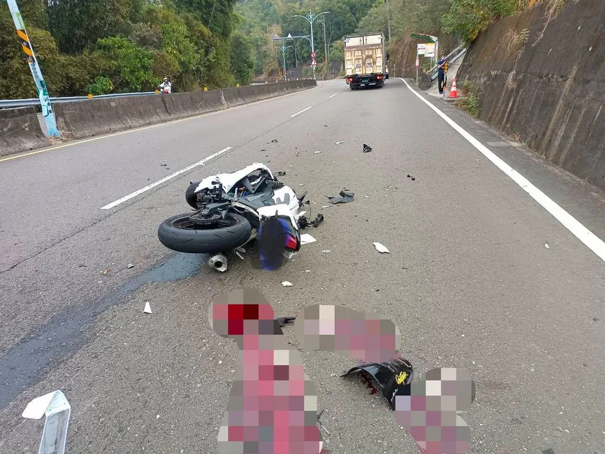 快訊/台南龍崎發生嚴重車禍！疑碰撞貨車摔飛…22歲騎士無生命跡象送醫