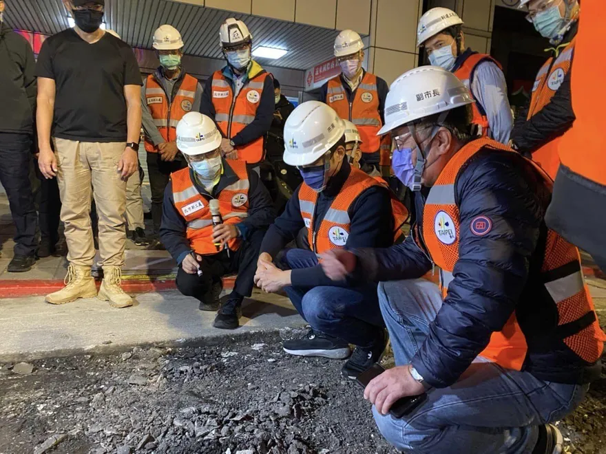 台北市「路平」安了！　美女議員曝李四川視察鋪路前還做了這動作