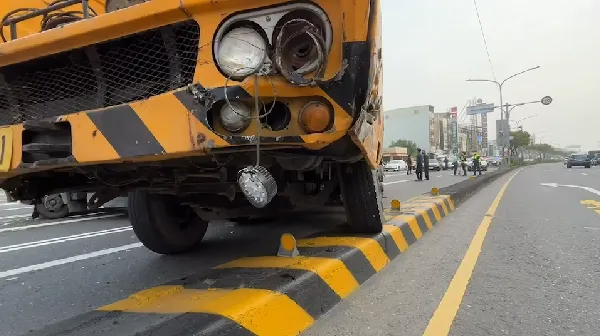 影/「碰」x10！卡車起重機煞車不及連10撞　一路塞到高屏大橋