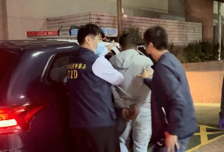 影/不滿醉客出言不遜！醉老闆竟酒瓶砸客「菜刀伺候」　警強勢制止送辦