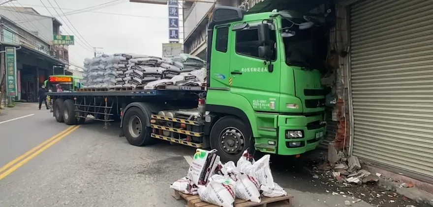 影/轟然巨響！霧峰大車驚悚衝撞民宅　疑駕駛未拉手煞車