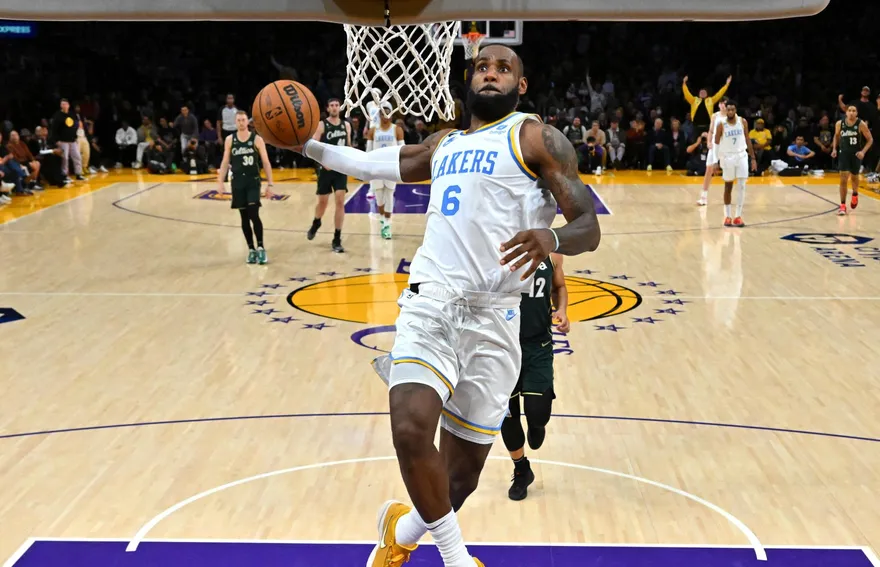 談未來個人雕像標誌性動作　詹皇：肯定是單臂戰斧扣籃