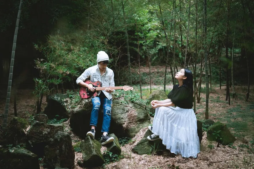 暌違樂壇15年   深白色二人組攜《逆火》正式回歸