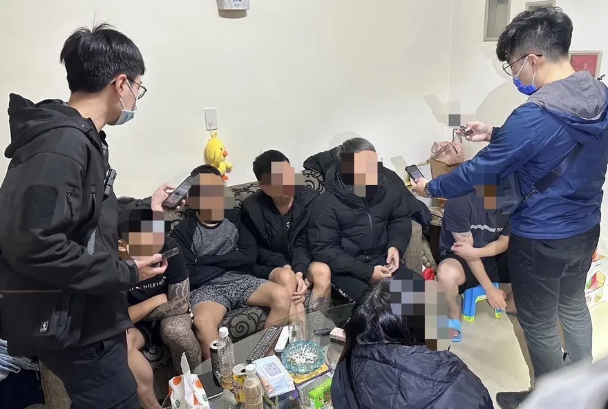 板橋民宅頻飄惡臭鄰居受不了　警破毒窟搜出大量毒品