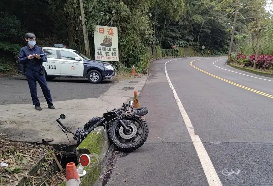 下坡彎道失控自撞水泥護欄　BMW紅牌重機前輪折斷騎士幸輕傷
