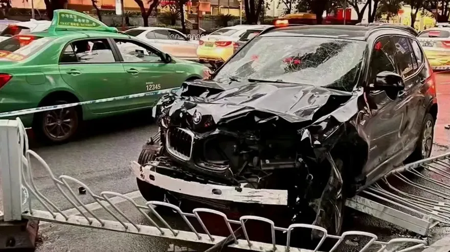 影/喪心病狂！廣州BMW駕駛蓄意衝撞人群　目前至少5死13傷