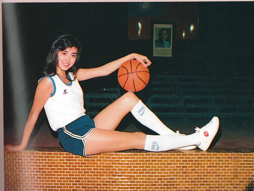 赤木晴子真人版！王祖賢真理褲秀「逆天長腿」　超狂「籃球背景」曝光