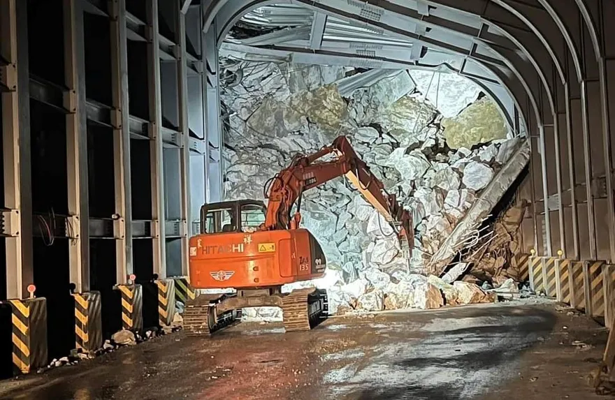 蘇花公路凌晨坍方！土石阻斷雙向不通　四工處回應了