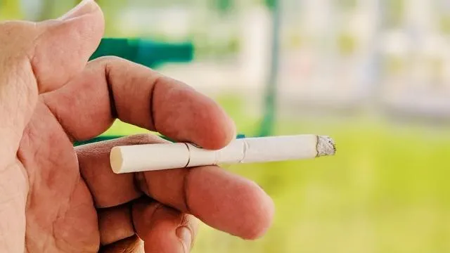 9歲就抽菸！高一男「口腔全斑點」　脫褲健檢一看驚呆！gg停止發育了