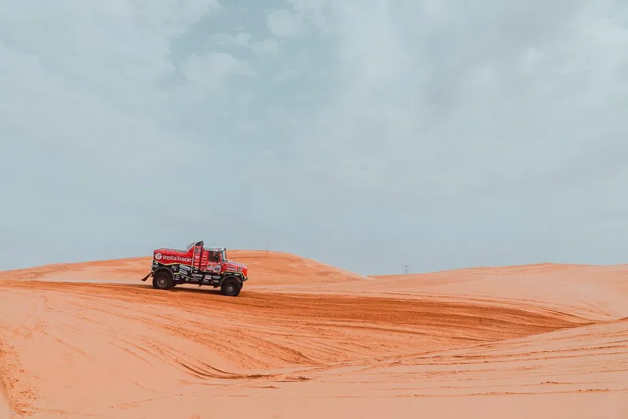 影/2023達卡拉力賽傳意外　義大利遊客拍照遭撞身亡、選手哀痛退賽