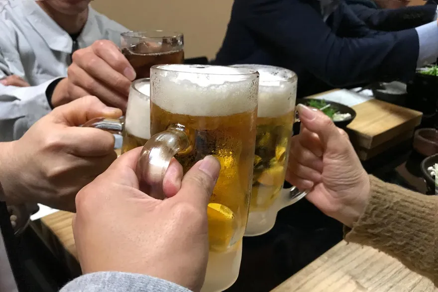 尾牙春酒不想太快醉！營養師授「最佳飲酒攻略」　常喝到斷片恐有失智風險