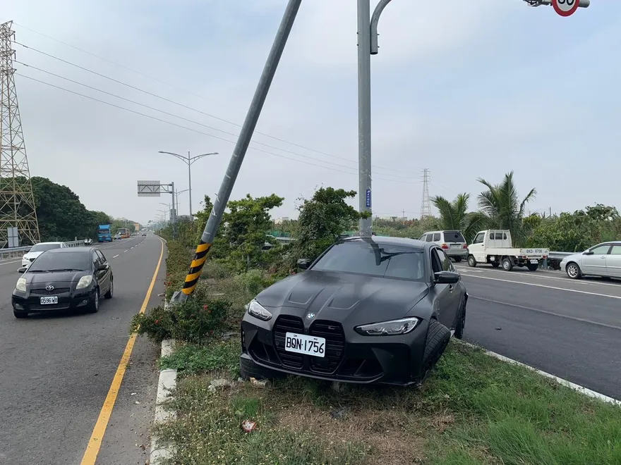 這下慘了！車廠員工開客人600萬BMW豪車　竟騎上分隔島吃草