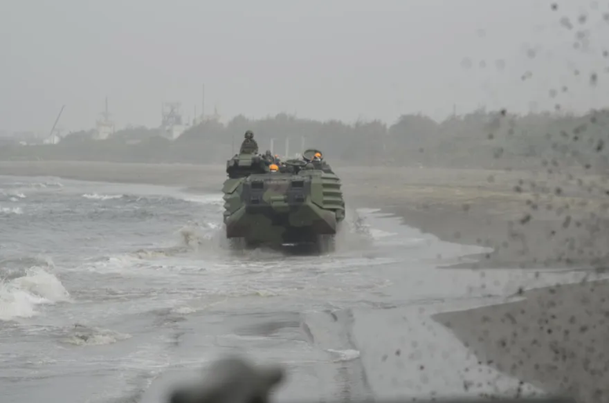 影/海軍陸戰隊實戰化射擊   AAV-7兩棲突擊車搶灘登陸  紅隼反坦克火箭精準命中目標