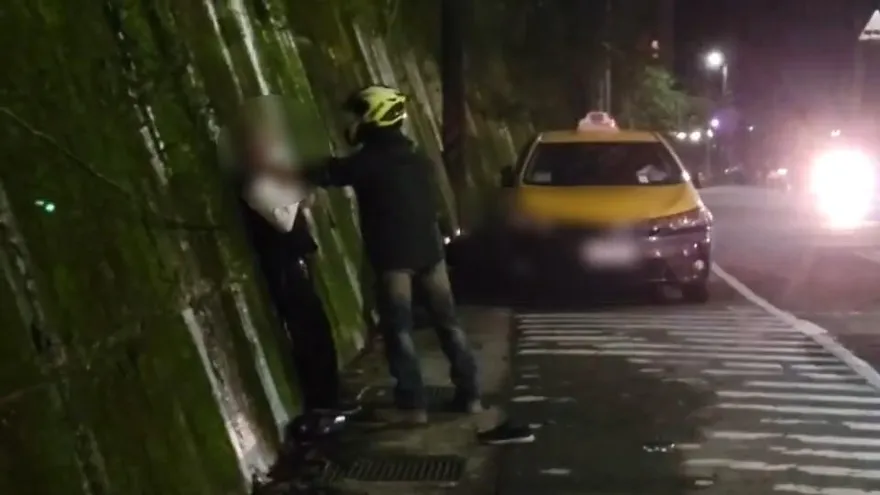 影/汐止騎士不滿被逼車！2拳擊倒小黃司機…目擊民眾驚「他被掐到快沒氣了」