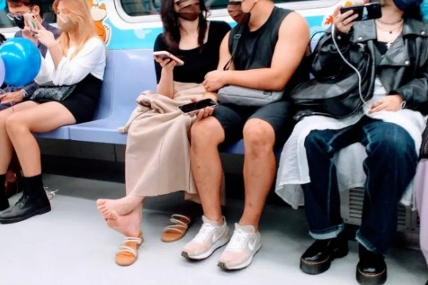 當自己家？女子「脫鞋翹腳ㄚ」味道飄散　捷運乘客怨反胃