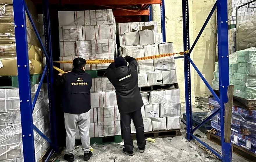 影/台中衛生局稽查「江小魚酸菜魚鍋」　查扣改標39噸過期巴沙魚