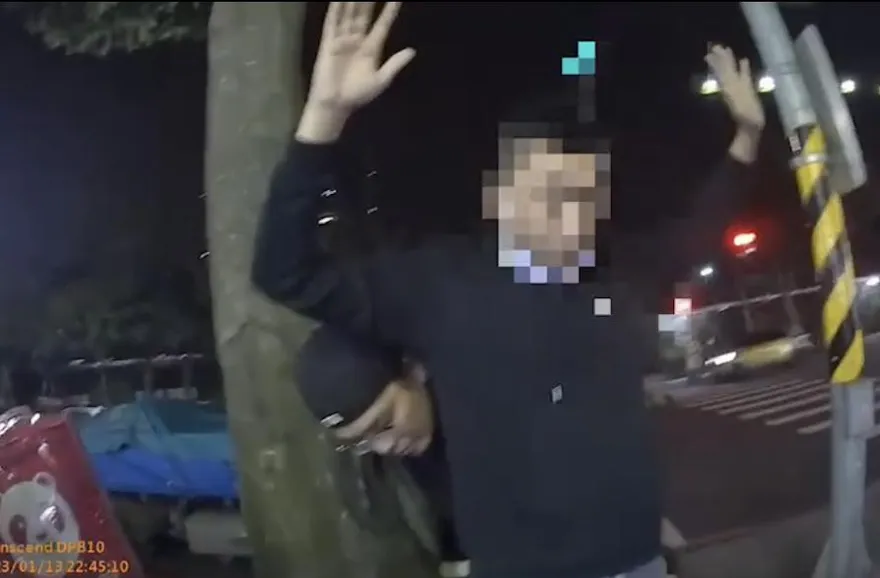 通訊行員工盜辦門號圖利　遭3男恐嚇逼交機車、簽30萬本票