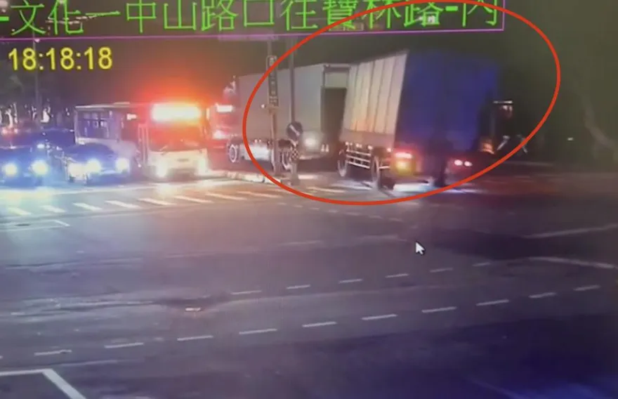 聯結車過彎太猛瓶裝水掉滿地　波及路旁1汽車2機車