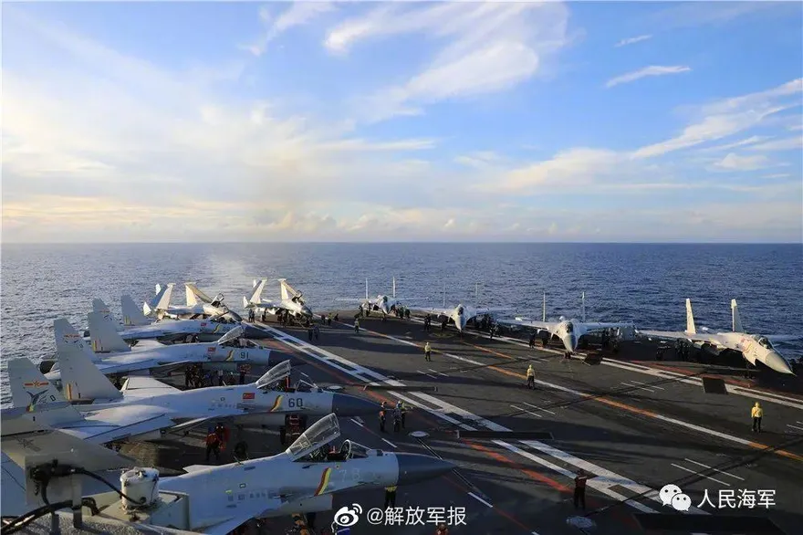 再槓南海！美尼米茲號航母巡弋　解放軍曝山東艦演練艦載機大合影