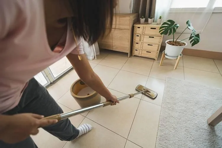春節前大掃除小心「5行為」恐讓你受傷！醫：癱在沙發上滑手機休息也不行