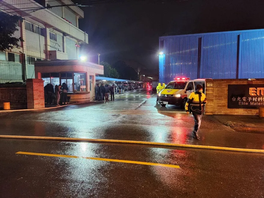 台光電桃園廠貯存槽自燃爆炸！濃煙竄挾帶臭味狂飄　他急喊「這些人」快關窗