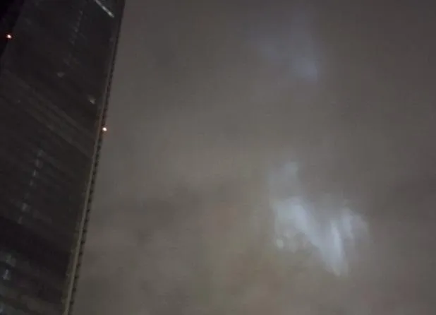 影/101空中現極光？台北天際「詭異光束上竄」閃啊閃　網驚呆：唐三藏出世了？