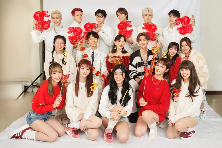 《紅白》後台直擊！韋禮安學應援手勢喊話想加入　Ozone首登小巨蛋：不可思議