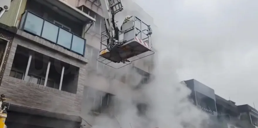 快訊/瑞芳公寓火警…5機車助燃！6人逃奔頂樓　消防隊出動雲梯車救人