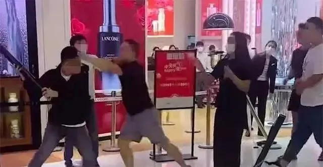 影/「掄紅龍柱」大亂鬥！免稅店拳腳齊飛　只因不爽被「插隊」11人被行拘牢中過年