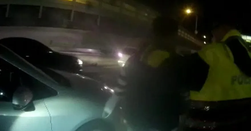 把警察當人形立牌！酒駕男見臨檢急停與友「換位」　頂罪遭識破下場慘