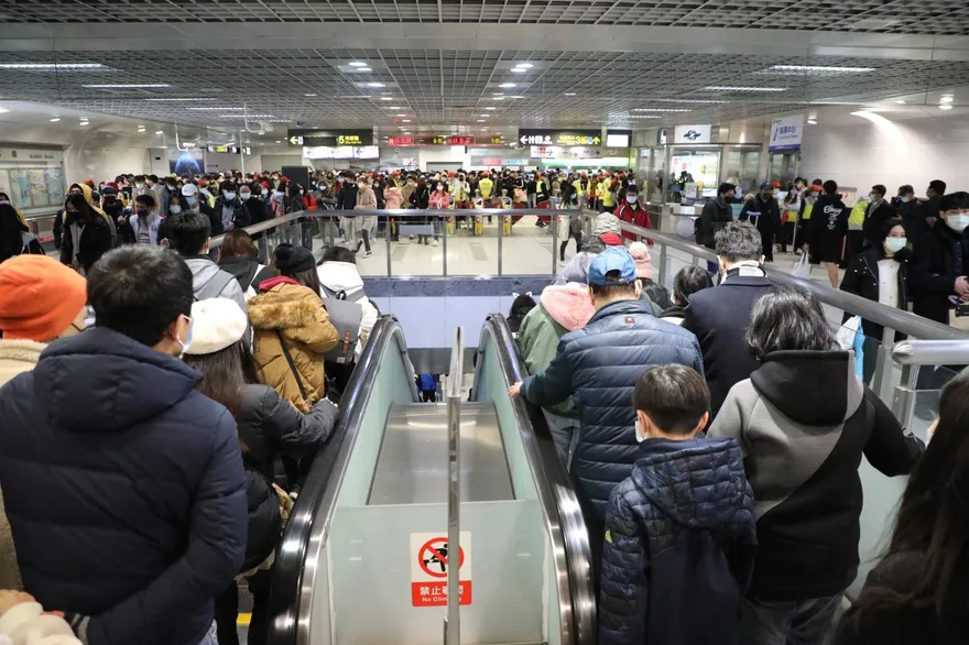 快訊/北捷18：45啟動人流管制　每4列車1班過站不停國父紀念館站