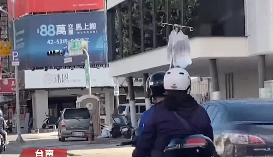 影/又是台南人！吊點滴阿伯單手騎機車太狠了　網友驚呼「生命騎士」