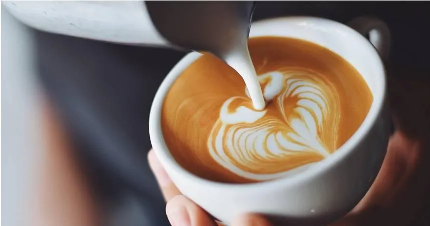 空腹喝咖啡傷胃！加牛奶也沒用　營養師揭「這時候喝」不傷胃還助消化