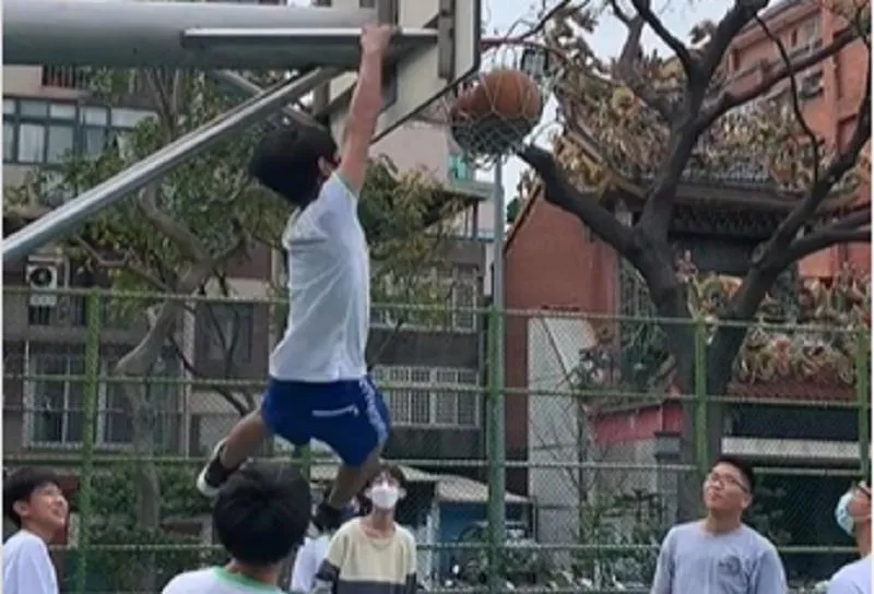 影/台灣學生登上FIBA！「猴子攀架」奮身灌籃　官方給超酸評價網笑翻