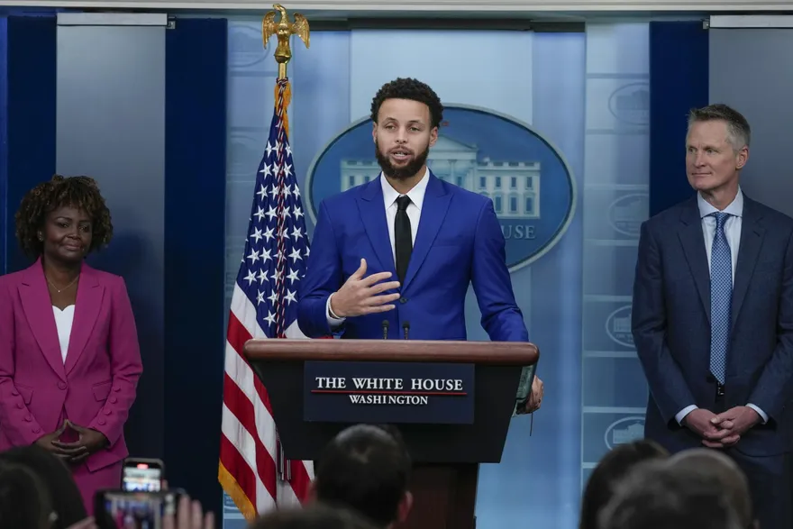 影/勇士參觀白宮　嘴綠拱柯神「選總統」　柯瑞：希望還會來