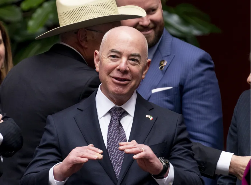 美南部邊境移民問題不斷　共和黨擬罷免國安部長馬約爾卡斯